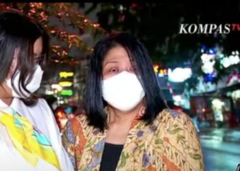 PUTRI CHANDRAWATI menangis ketika melawat suaminya di Jawa Barat.-KOMPAS