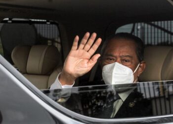 MENERIMA hakikat arus politik ada pasang surut, Muhyiddin seraya mengangkat bendera putih tanda reda dengan ketentuan Ilahi. – UTUSAN/MOHD. FARIZWAN HASBULLAH