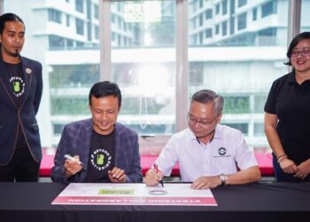 AZAROL Faizi (dua, kiri) dan Mark Lim menandatangani  replika plak simbolik kerjasama antara Bateriku.com dan Emerald-Brembo di Shah Alam, semalam.