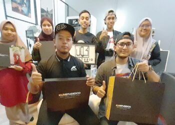 AMIRUL FIKRI AZMAN (duduk kiri) bersama-sama kakitangannya yang menjadi tulang belakang Kun Studio.