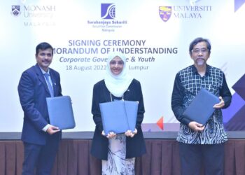 DARI kiri: Nafis Alam, Salmah Bee Mohd. Mydin dan Dr. Johan Shamsuddin Sabaruddin menunjukkan dokumen kerjasama antara Monash University Malaysia, Suruhanjaya Sekuriti dan Universiti Malaysia di Kuala Lumpur, hari ini.