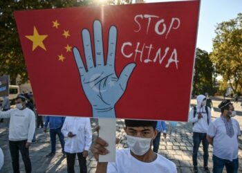 PESERTA protes di timur Turkmenistan menyatakan sokongan terhadap etnik Uighur. – AFP