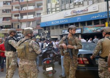 ANGGOTA keselamatan Lubnan berkawal di luar sebuah bank di Tariq al-Jdideh di Beirut susulan kejadian pendeposit merompak bank itu. - AFP