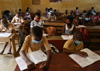 KANAK-KANAK sedang belajar di sekolah rendah di Attecoube di Abidjan. - AFP 