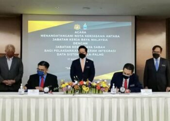 BUNG Moktar (berdiri-kiri) bersama Arthur (tengah) menyaksikan acara menandatangani Notis Kerjasama antara JKR Persekutuan dan negeri di Ibu Pejabat JKR Sabah di Kota Kinabalu hari ini.