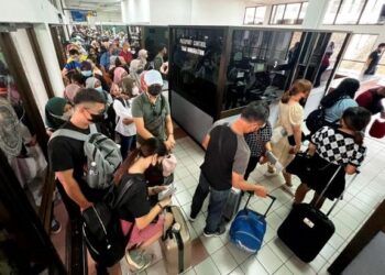 SETIAP kali cuti umum, pos sempadan Imigresen Malaysia-Thailand sesak dengan rakyat Malaysia yang ingin berkunjung ke Thailand. - UTUSAN/IZLIZAN OTHMAN