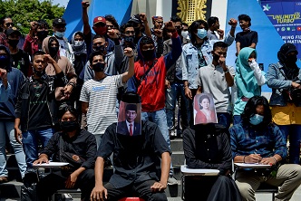MAHASISWA mengambil bahagian dalam demonstrasi bagi membantah Undang-Undang Cipta Kerja yang diluluskan baru-baru ini  - AFP