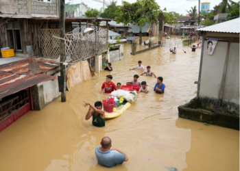 BANYAK rumah ditenggelami banjir di utara Filipina berikutan Taufan Nesat. - AGENSI