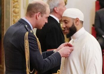 MOHAMMED Mahmoud menerima anugerah Officer of the Order of the British Empire (OBE) atas tindak balas menenangkan kumpulan perusuh daripada menyerang Darren Osborne. - PA