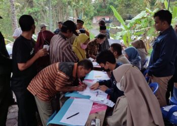 SEBAHAGIAN daripada penduduk kampung yang menandatangani borang persetujuan menjual tanah mereka di Wadas, Purworejo. - AGENSI