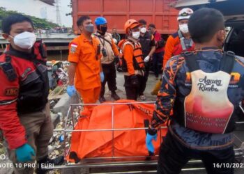 PASUKAN keselamatan mengusung mayat mangsa di Jakarta Barat.-AGENSI