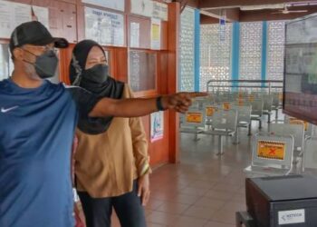 ZAMBRY Abd. Kadir (kiri) dan Nolee Ashilin Mohamed Radzi  melihat alat pengimbas haba di Jeti Penumpang Lumut hari ini. - UTUSAN/SHAMSUL KAMAL AMARUDIN