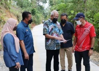 MAHDZIR Khalid (tiga kiri) melawat projek Jalan Kampung Pulau Penampang di Kota Kinabalu hari inI.