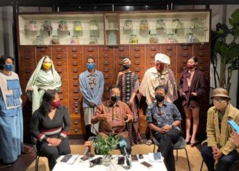 Abdul Karim Rahman Hamzah (duduk dua dari kiri) ketika dalam sidang media selepas menghadiri “Tenun Fashion Week” di Old Court House, Kuching semalam.