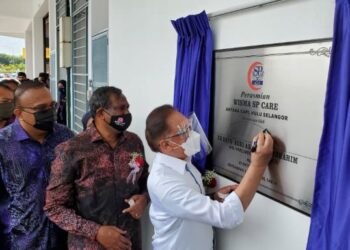 ANWAR Ibrahim menandatangani plat sebagai gimik merasmikan Wisma SP Care dekat Serendah, Rawang di Hulu Selangor, Selangor hari ini.