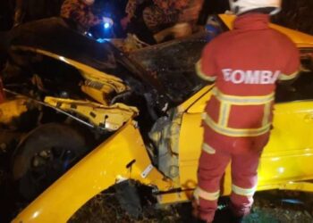 REMUK keadaan kereta yang menyebabkan pemandu maut  sebelum bomba berjaya mengeluarkannya dalam kejadian kemalangan di Jalan Kampung Melayu Subang, di Subang, Selangor hari ini.