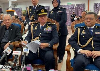 ZAILANI Hashim bercakap kepada pemberita dalam sidang akhbar selepas merasmikan Ulang Tahun Ke-20 Akademi JPJ di Tiang Dua, Ayer Molek, Melaka.