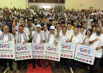 MAXIMUS Ongkili (lima kanan) bersama Pengerusi GRS, Datuk Seri Hajiji Noor (empat kiri) semasa Program Jelajah GRS di Kota Marudu semalam.