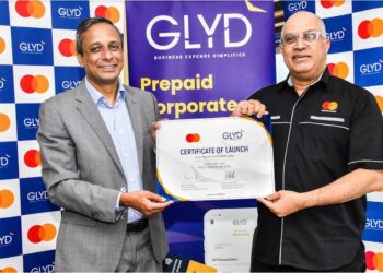 RAJNISH Kumar dan Naib Presiden Pembangunan Perniagaan Mastercard, Devesh Kuwadekar pada majlis pelancaran Kad Korporat Prabayar Glyd di Kuala Lumpur, hari ini.