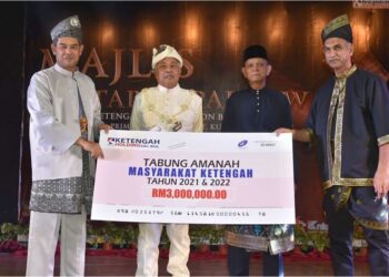 AHMAD Said (dua, kiri) menyampaikan replika cek sebanyak RM3 juta daripada KHSB kepada Tabung Amanah Masyarakat Ketengah di Kuala Terengganu, semalam. – UTUSAN/KAMALIZA KAMARUDDIN
