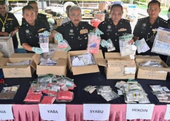 WAN Rukman Wan Hassan (tengah) menunjukkan sebahagian dadah yang akan dilupuskan di IPK Terengganu di Kuala Terengganu, hari ini. - UTUSAN/PUQTRA HAIRRY ROSLI