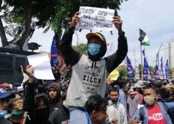 GOLONGAN pekerja dan pelajar terus mendesak Undang-Undang Cipta Kerja dimansuhkan.  - CNN INDONESIA