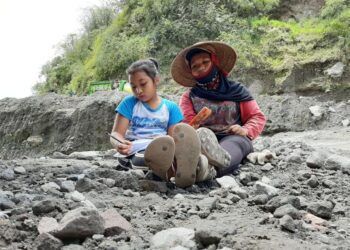 WANDA Hera akan belajar secara dalam talian sambil ditemani ibunya setiap hari di kawasan perlombongan di daerah Sleman, Yogyakarta, Indonesia. - KOMPAS.COM