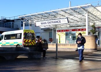 KAKITANGAN hospital keluar dari Hospital Frimley Park di Surrey. - AFP 