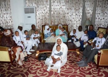 HALIMAH Cisse (depan) bersama ahli keluarga dan sembilan anak-anak kembarnya di sebuah apartment di Casablanca. - AGENSI