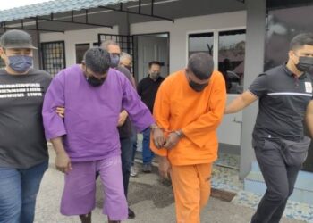 DUA lelaki didakwa di Mahkamah Majistret Port Dickson di hari ini atas pertuduhan membunuh, melarikan serta menyamar sebagai anggota polis di sebuah rumah di Bandar Springhill, Lukut, Port Dickson bulan lalu.-UTUSAN/NOR AINNA HAMZAH