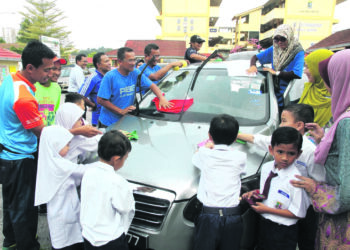 KEMENTERIAN Pendidikan perlu memastikan
setiap sekolah melantik ahli jawatankuasa (AJK)
persatuan ibu bapa dan guru (PIBG) dalam
kalangan ibu bapa yang anak mereka masih
belajar di sekolah terbabit.