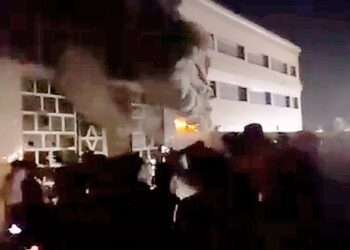 TANGKAP layar vide yang menunjukkan kebakaran berlaku di Hospital al-Hussein di Nassiriya, Iraq. - AGENSI