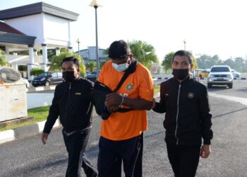 Pengerusi sebuah koperasi di Kedah  dibawa ke Mahkamah Majistret di Alor Setar untuk proses tahanan reman. -UTUSAN/MOHD. RAFIE AZIMI