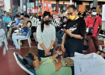 DZULKEFLY Ahmad beramah mesra dengan penderma darah pada program Kempen Derma Darah dan Sihat Ijok di Sekolah Jenis Kebangsaan Cina (SJKC) Ijok di Kuala Selangor, Selangor, hari ini.