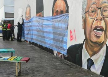 Anggota MBSA mengecat semula dinding lukisan mural gergasi empat pemimpin yang diconteng oleh pihak tidak bertanggungjawab di Taman Cahaya Alam, Seksyen U12, Shah Alam, Selangor pada 20 Julai lalu. – UTUSAN/MOHD. YUNUS YAKKUB