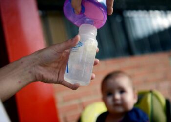 KAPUR dalam makanan bayi adalah tidak perlu kerana susu ibu dan susu rumusan bayi sudah kaya kalsium. – GAMBAR HIASAN/AFP