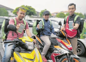 MEMESAN makanan melalui aplikasi dapat membantu penghantar mencari nafkah. – GAMBAR HIASAN