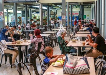 KESIBUKAN di hentian rehat dan rawat (R&R) boleh dikurangkan dengan membawa bekalan makanan sendiri dari rumah. – UTUSAN/AFIQ RAZALI