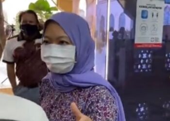 TANGKAP layar Hannah Yeoh berpakaian baju kurung dan lengkap berselendang ketika menghadiri program di Masjid Al-Imam Al-Ghazali, Bandar Menjalara, Segambut. - IG HANNAH YEOH