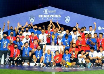 PEMAIN dan jurulatih JDT bersorak gembira selepas menjuarai Piala Liga Super kali kelapan di Stadium Sultan Ibrahim, Johor.- UTUSAN/ RAJA JAAFAR ALI