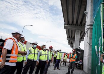 TIMBALAN Menteri Sumber Manusia, Awang Hashim (dua dari kiri) melihat sekitar kawasan kejadian tembok konkrit yang jatuh di Kuala Lumpur pada 21 September lalu. – GAMBAR HIASAN