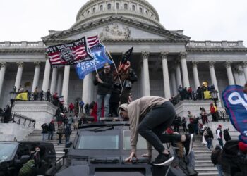 TINDAKAN penyokong Donald Trump menyerbu bangunan Capitol baru-baru ini mendedahkan begitu rapuhnya sistem demokrasi di Amerika Syarikat. – AFP