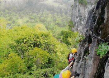 KEINDAHAN bukit batu kapur memang memukau mata pelancong dan penggemar aktiviti lasak. – GAMBAR HIASAN