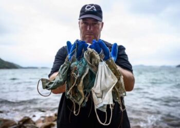 KERJA­SAMA semua pihak sangat penting untuk mening­katkan tahap kesedaran orang ramai tentang kesan buruk sisa bioperubatan seperti pelitup muka. – GAMBAR HIASAN/AFP