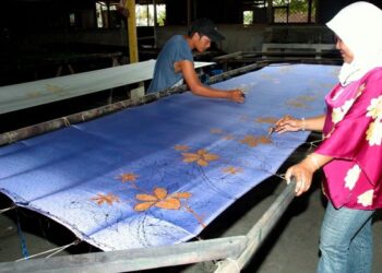 BATIK berpotensi  dipasarkan di peringkat antarabangsa. – GAMBAR HIASAN