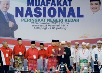 ABDUL Hadi Awang (baris depan, empat dari kiri) dikatakan masih berdegil mahu Parti Pribumi Bersatu
Malaysia (Bersatu) menyertai Muafakat Nasional (MN).