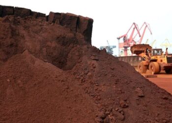 RISIKO pencemaran terhadap alam sekitar tetap ada walaupun tersedia teknologi baharu pengekstrakan dan pemurnian unsur nadir bumi (REE). – GAMBAR HIASAN/AFP