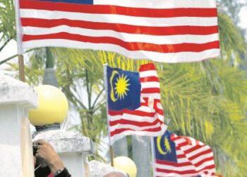 PASTIKAN Jalur Gemilang tidak dikibarkan secara terbalik. – GAMBAR HIASAN