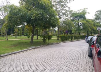 MASIH banyak kawasan lapang yang dipenuhi pokok-pokok bersebelahan tempat letak kenderaan pelawat di Kompleks D, Presint 1, Putrajaya. – IHSAN PEMBACA