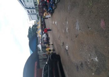 KEADAAN lorong antara Jalan Indah dan Jalan Selayang Baru yang masih belum diturap pada 3 November lalu. – IHSAN PEMBACA
